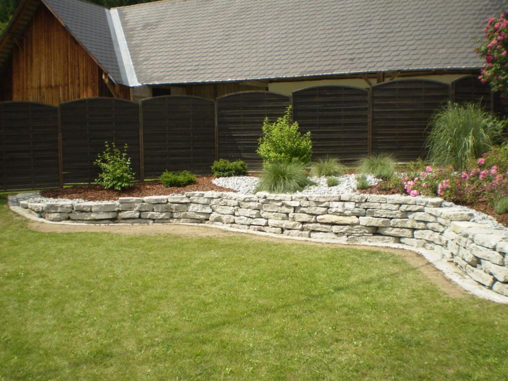 steinmauer mit pflanzen 1 scaled 1